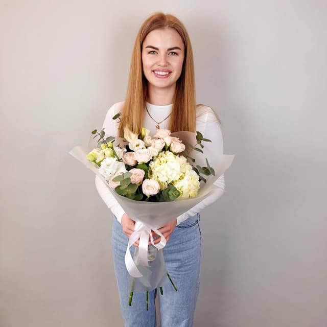 Нежный букет: гортензия, кустовая роза и лизиантус