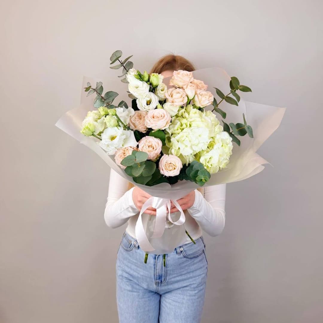 Нежный букет: гортензия, кустовая роза и лизиантус