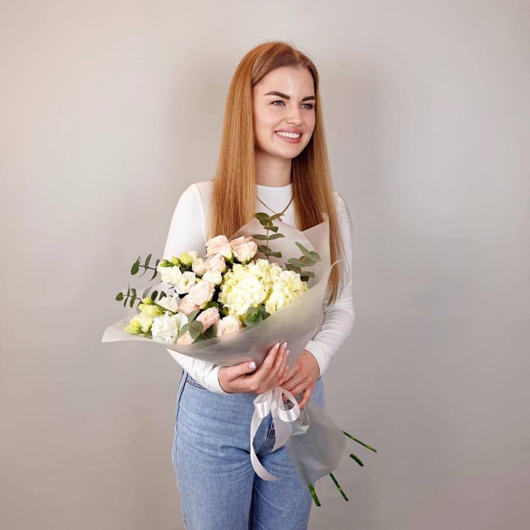 Нежный букет: гортензия, кустовая роза и лизиантус