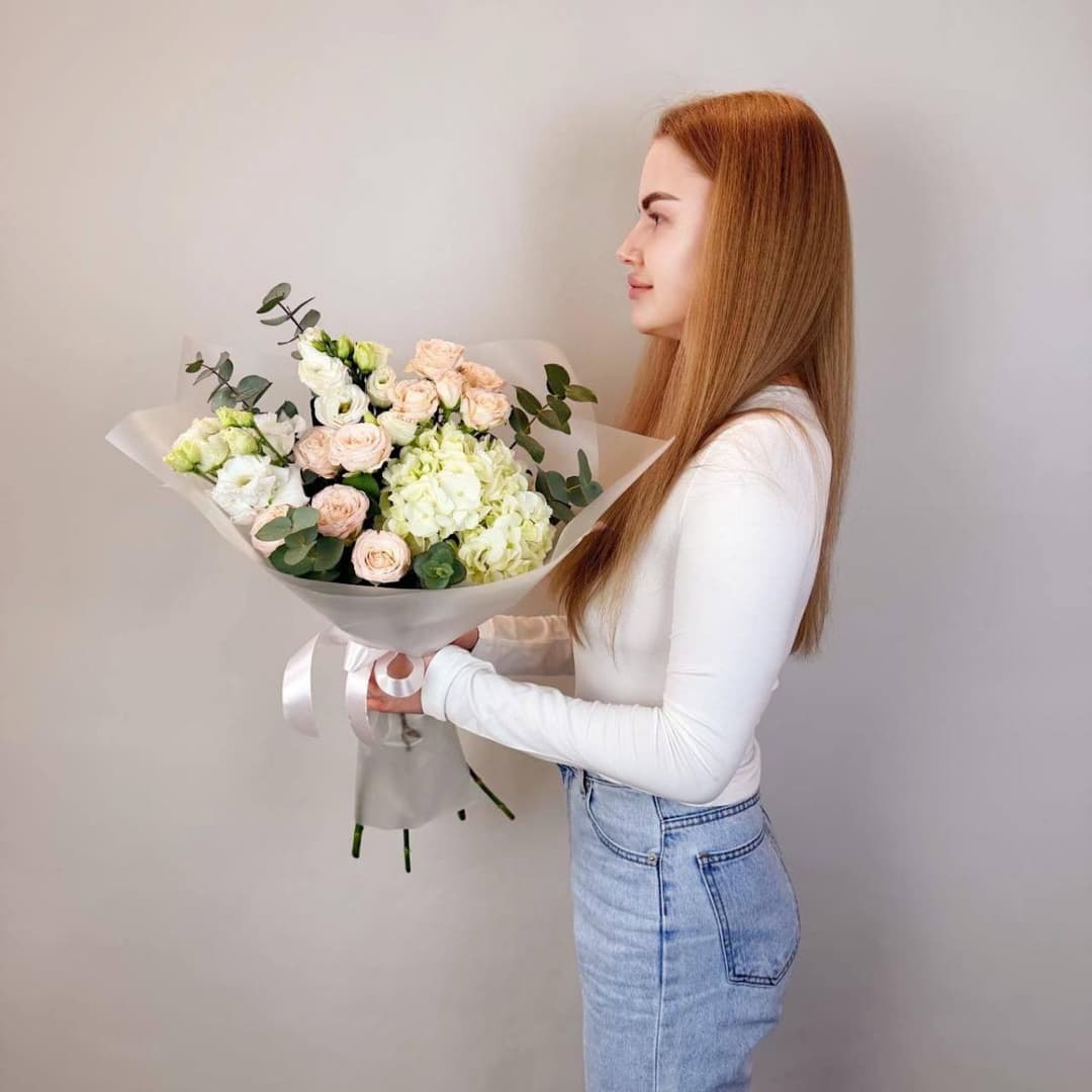 Нежный букет: гортензия, кустовая роза и лизиантус