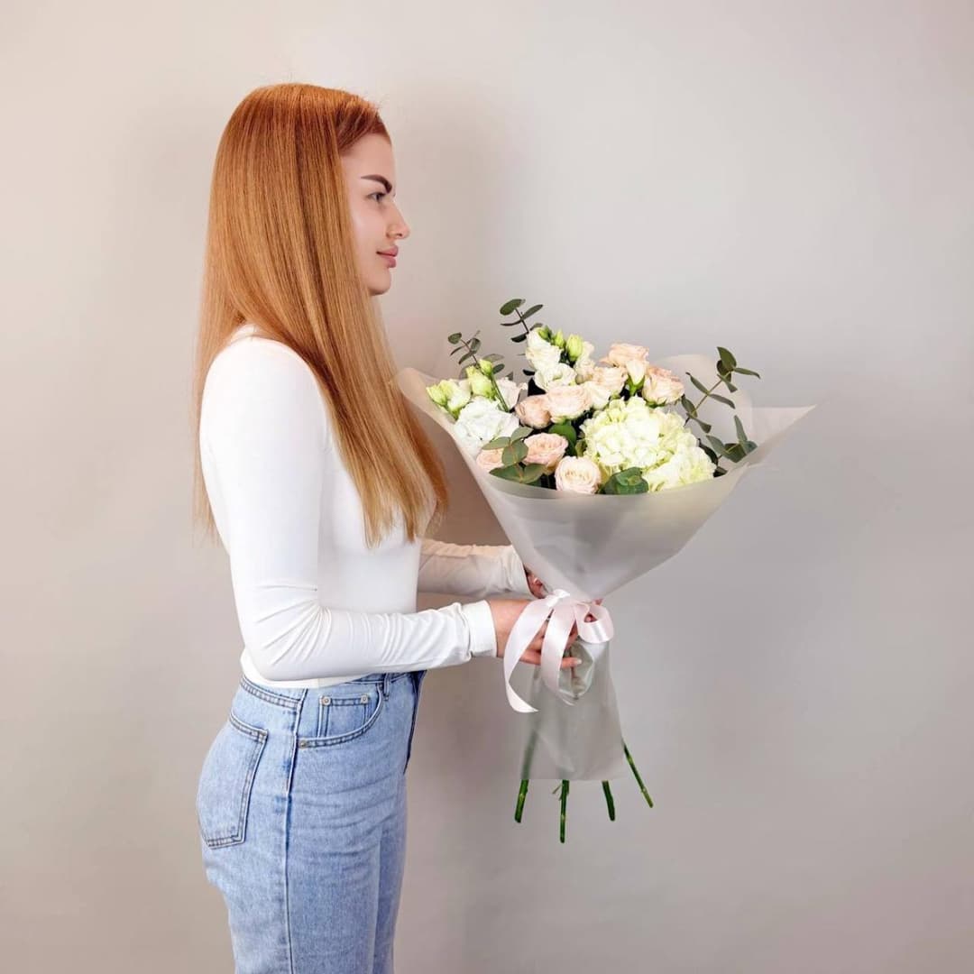 Нежный букет: гортензия, кустовая роза и лизиантус