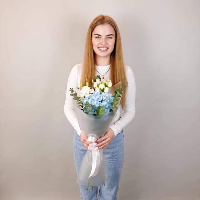 Нежный букет: голубая гортензия, белая эустома и эвкалипт