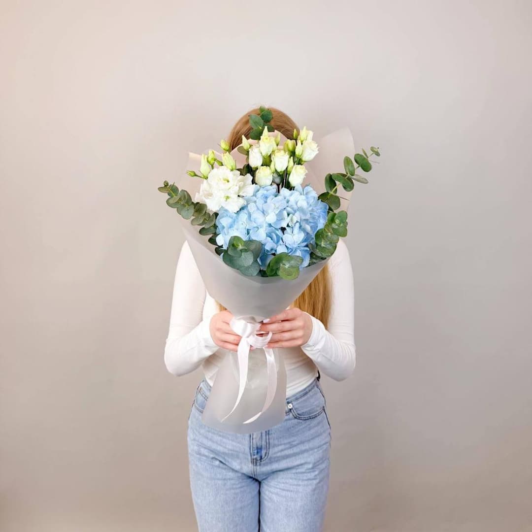 Нежный букет: голубая гортензия, белая эустома и эвкалипт