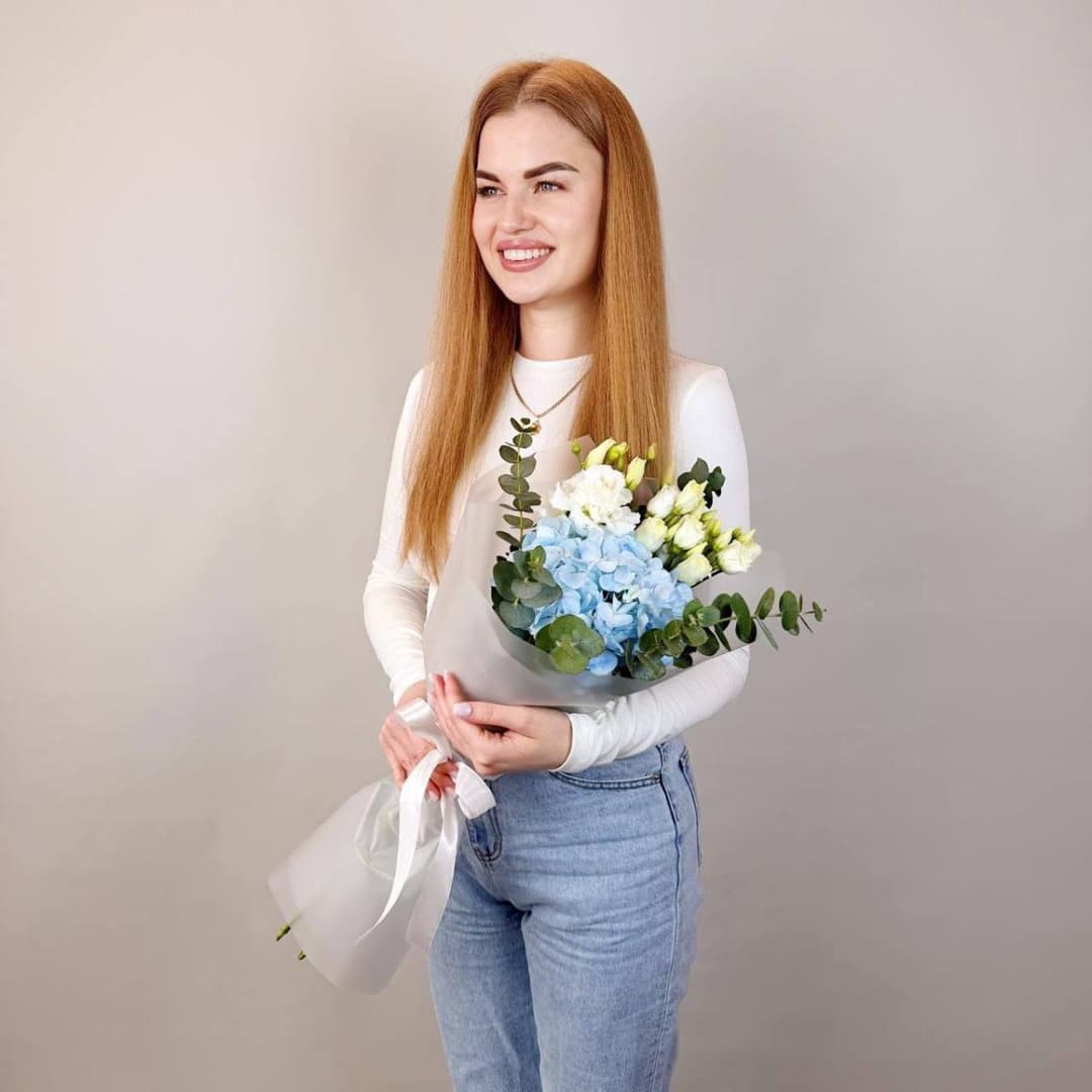 Нежный букет: голубая гортензия, белая эустома и эвкалипт
