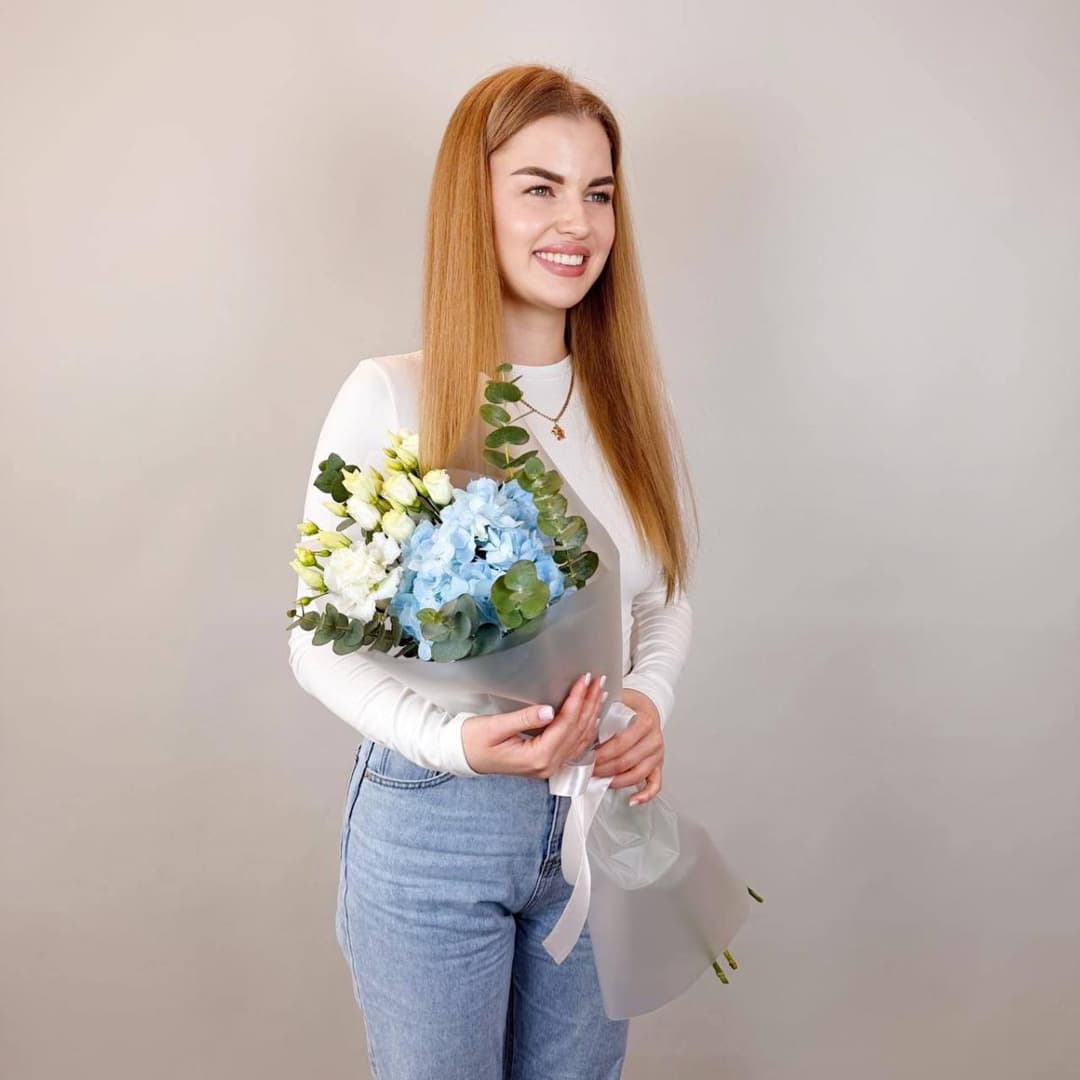 Нежный букет: голубая гортензия, белая эустома и эвкалипт