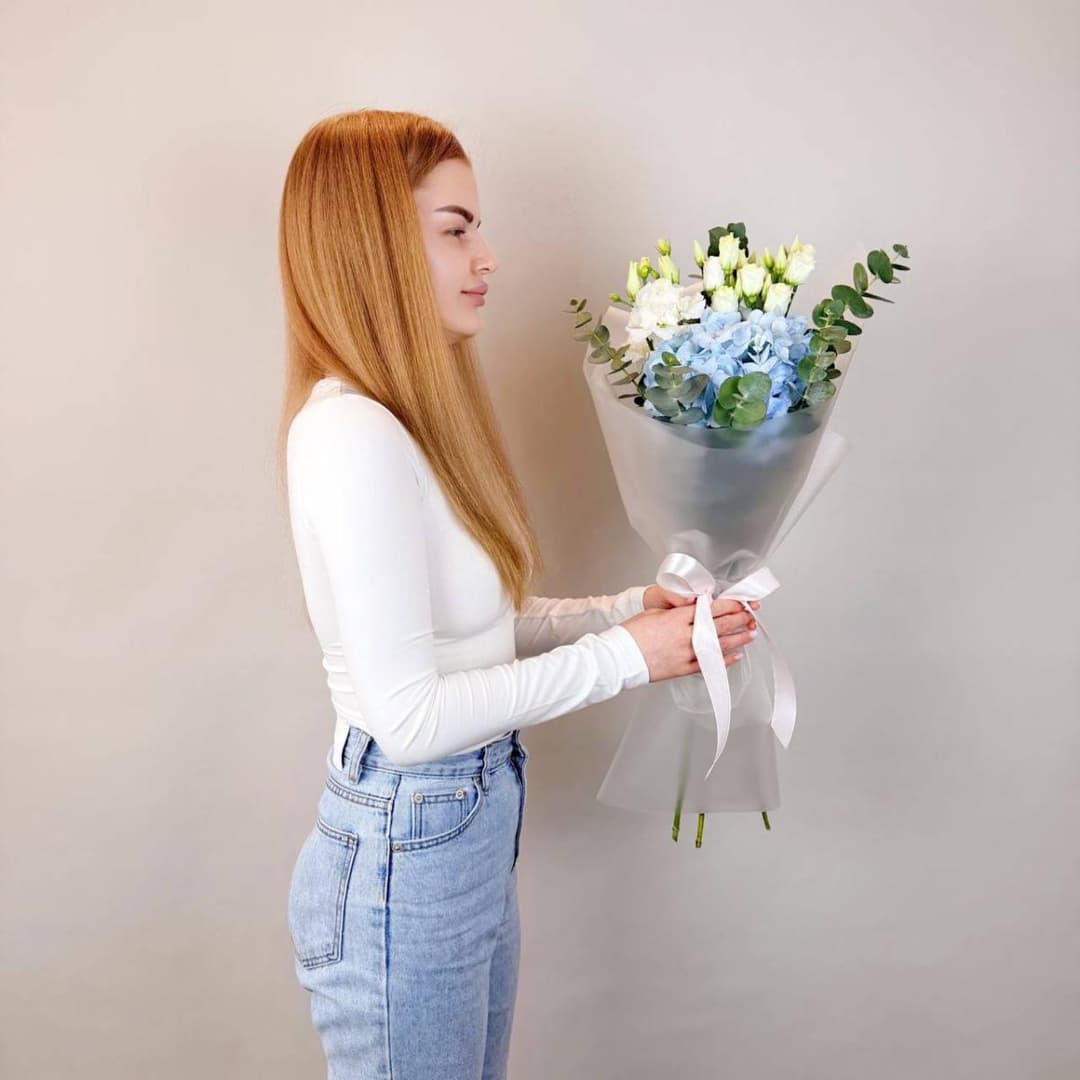 Нежный букет: голубая гортензия, белая эустома и эвкалипт