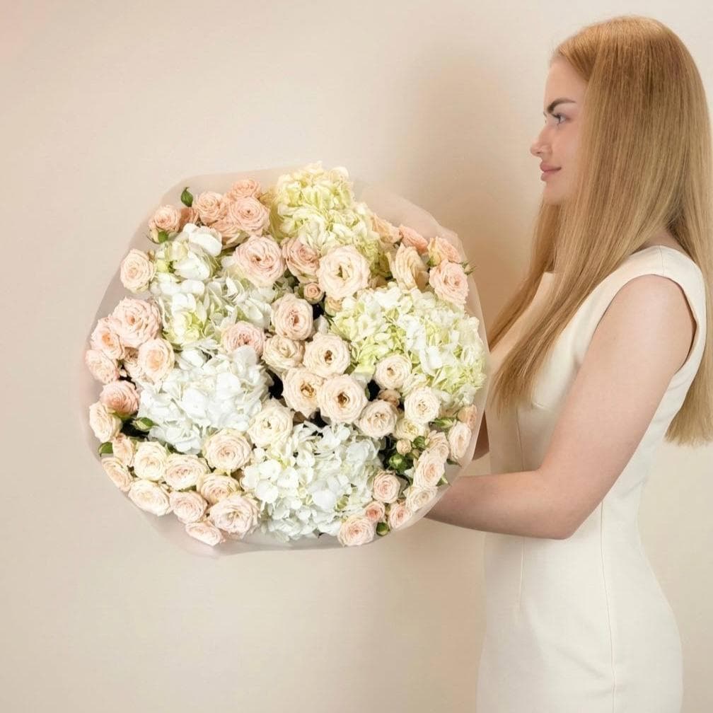 Премиум букет: Кустовые розы пионовидные и белая гортензия