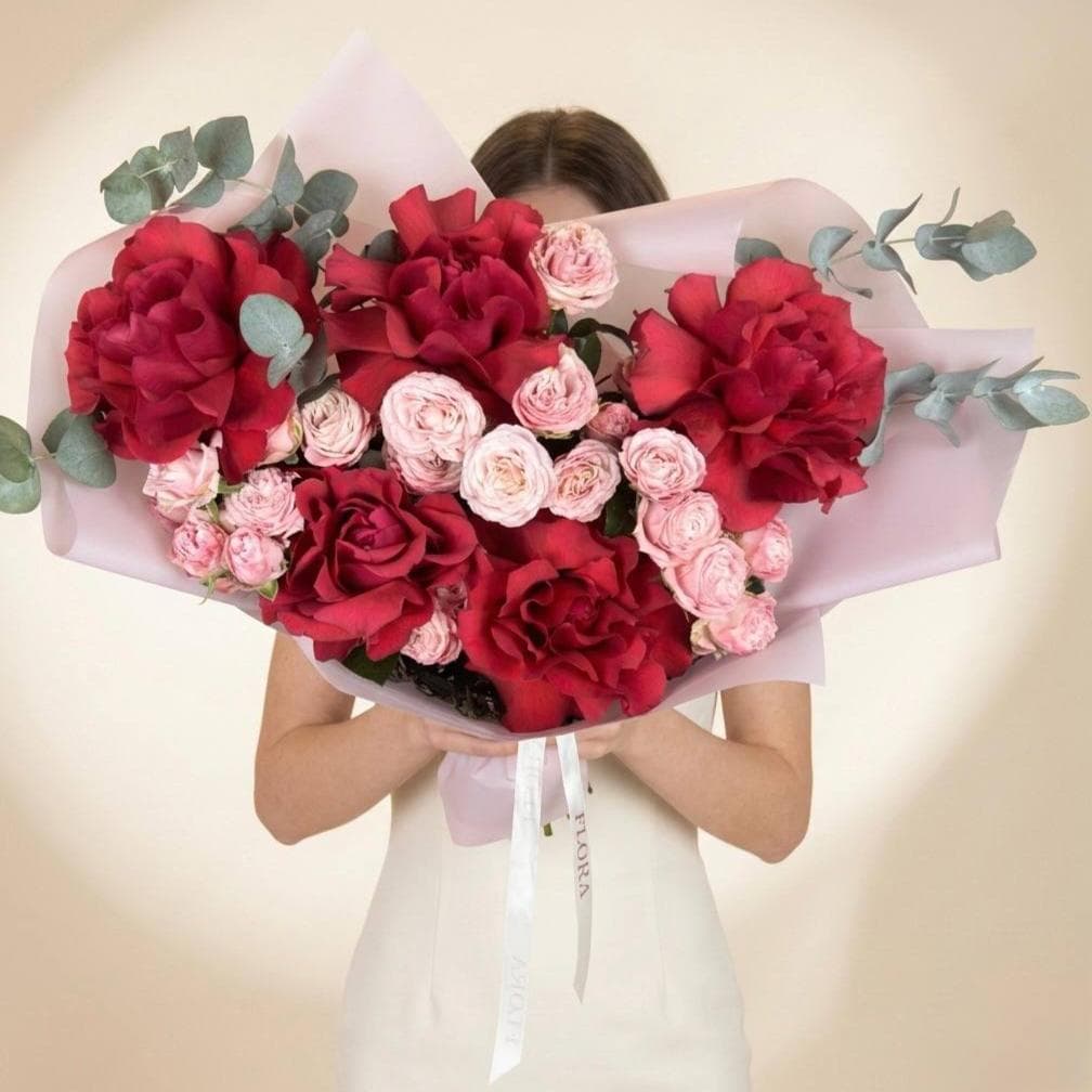 Букет роз: Французские розы, кустовые розы пионовидные, эвкалипт