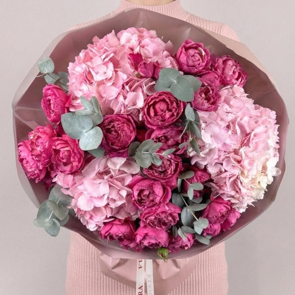 Яркий букет: розовая гортензия,кустовая пионовидная роза и эвкалипт
