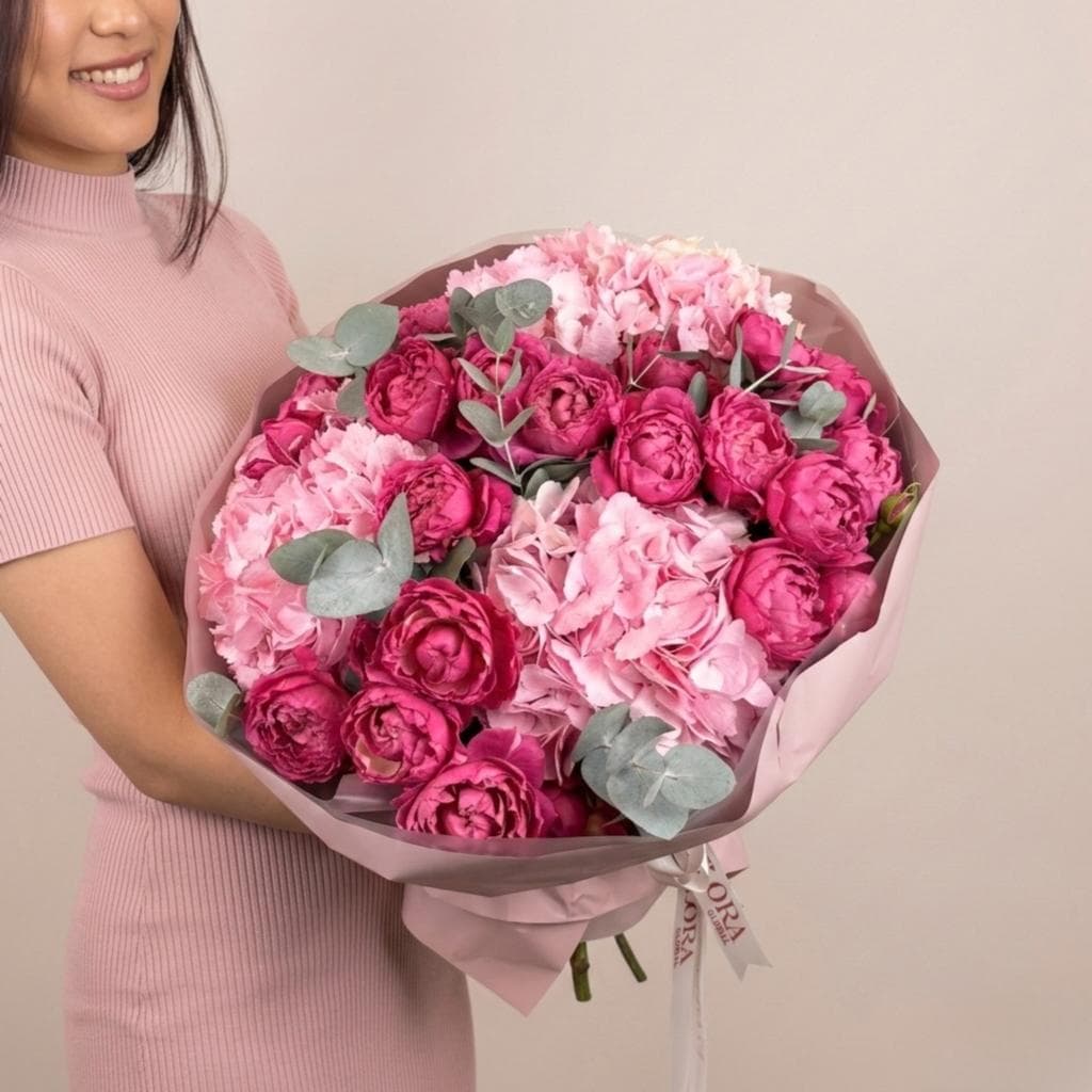 Яркий букет: розовая гортензия,кустовая пионовидная роза и эвкалипт