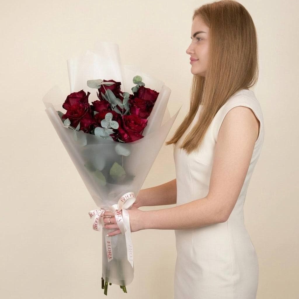 Красивый букет роз / Розы 9шт с эвкалиптом