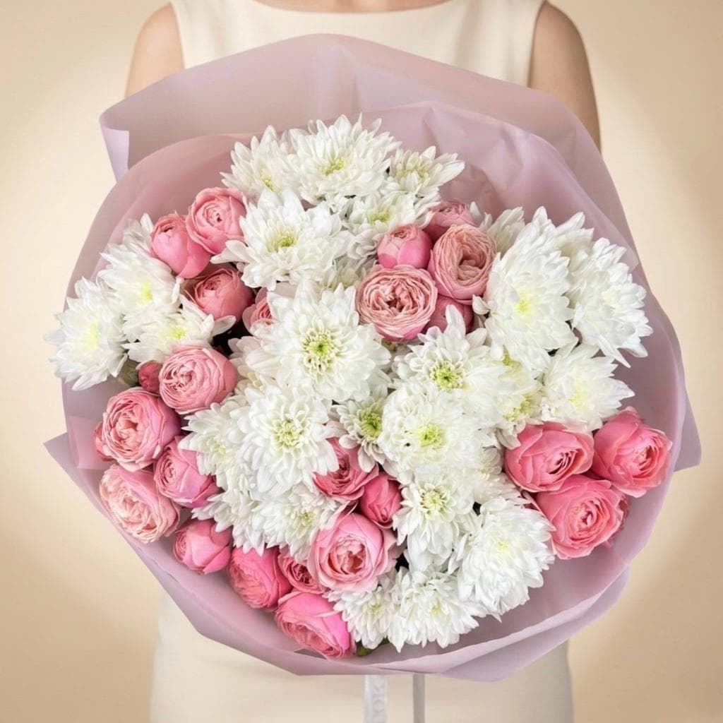 Воздушный букет из пионовидных роз с кустовой хризантемой.