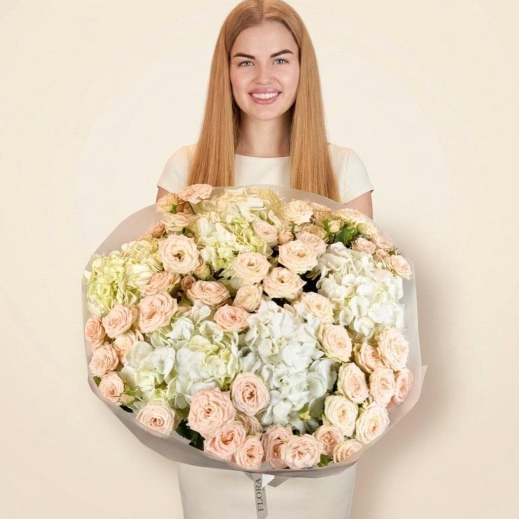 Премиум букет: Кустовые розы пионовидные и белая гортензия