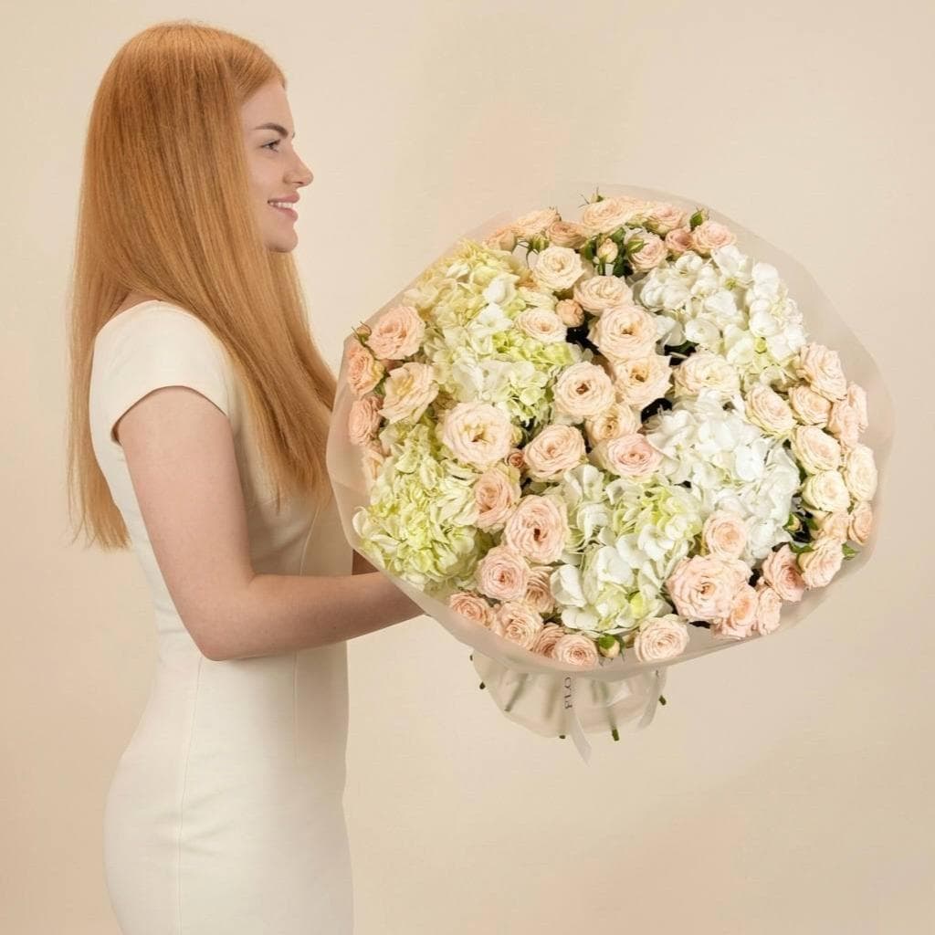 Премиум букет: Кустовые розы пионовидные и белая гортензия