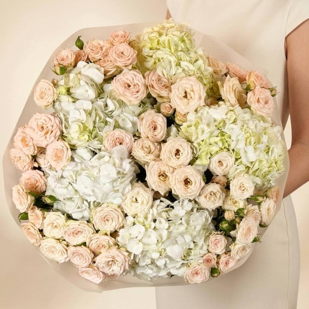 Премиум букет: Кустовые розы пионовидные и белая гортензия