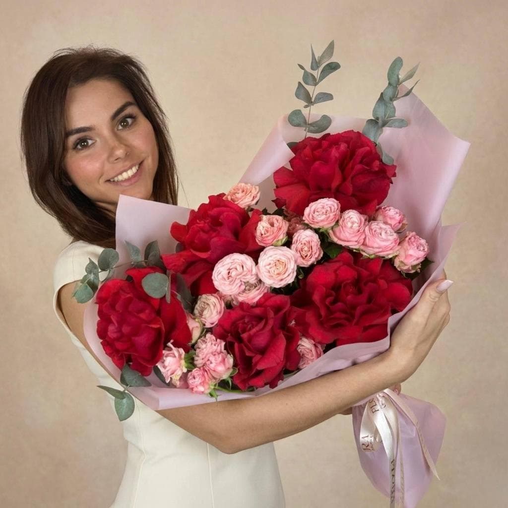 Букет роз: Французские розы, кустовые розы пионовидные, эвкалипт