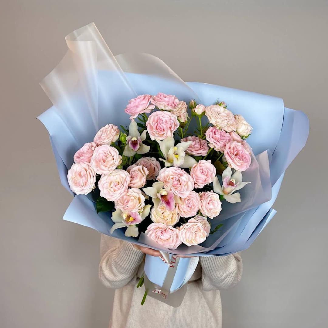 Премиум букет: Пудровые кустовые розы и орхидеи