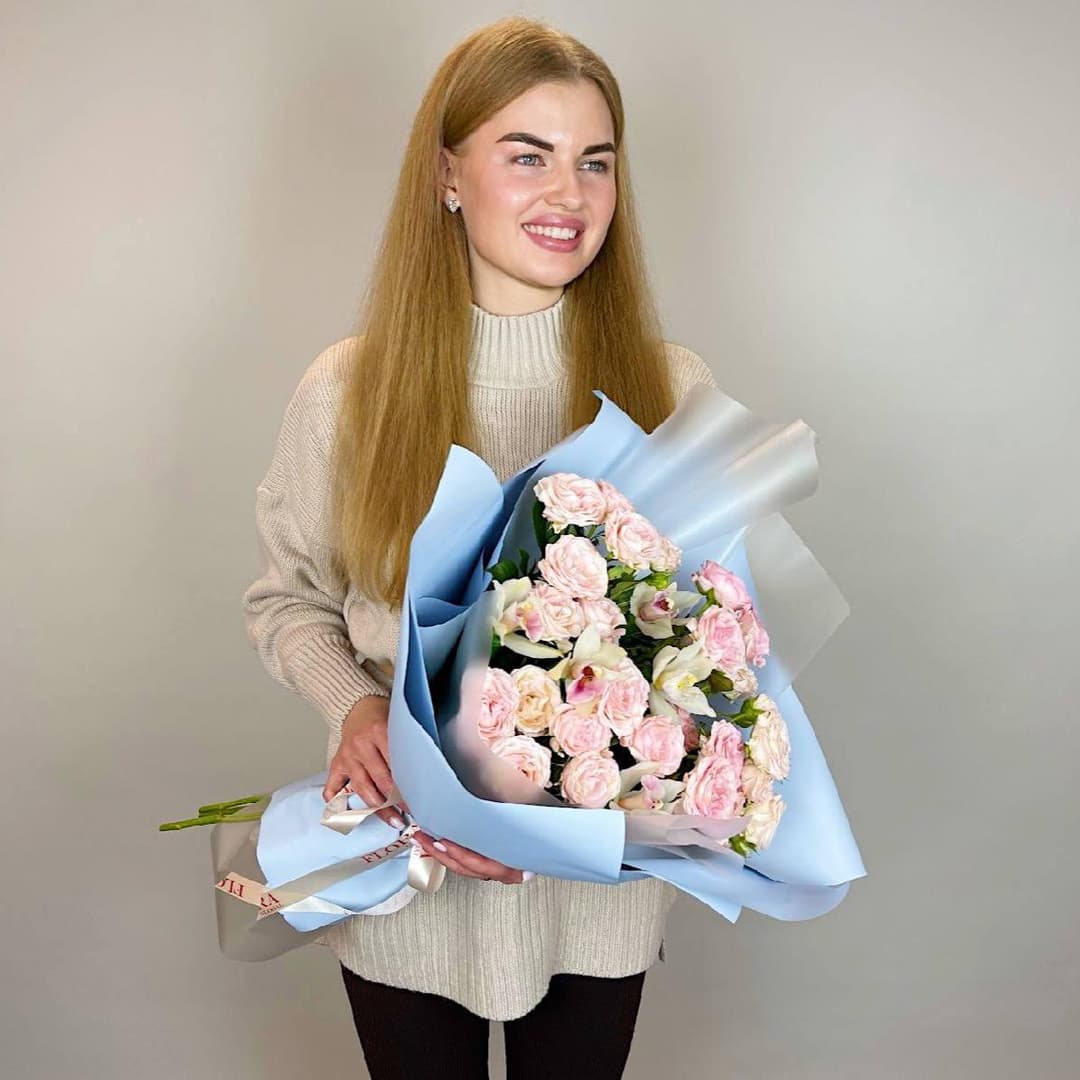 Премиум букет: Пудровые кустовые розы и орхидеи