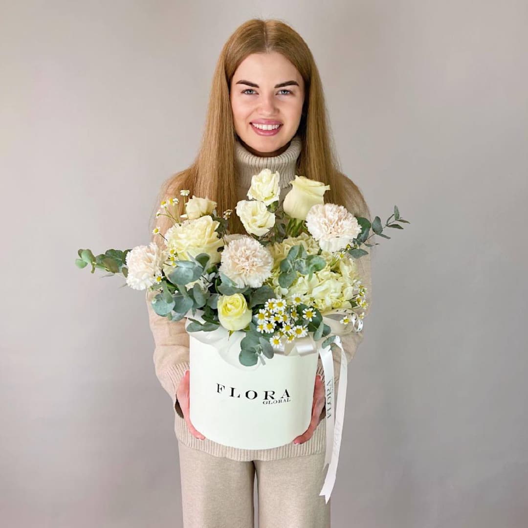 Композиция в коробке: Белые розы, гортензия и ромашковая нежность