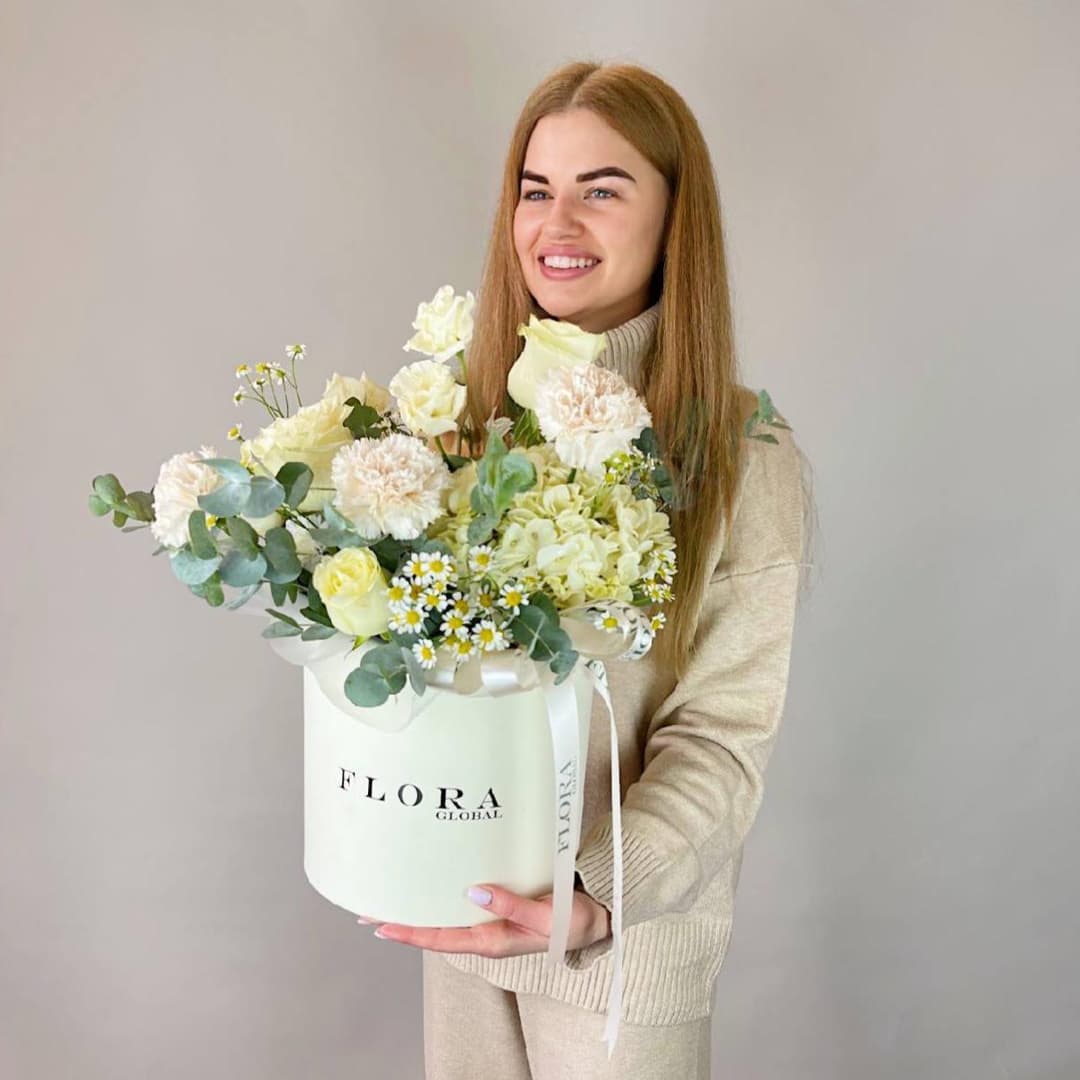 Композиция в коробке: Белые розы, гортензия и ромашковая нежность