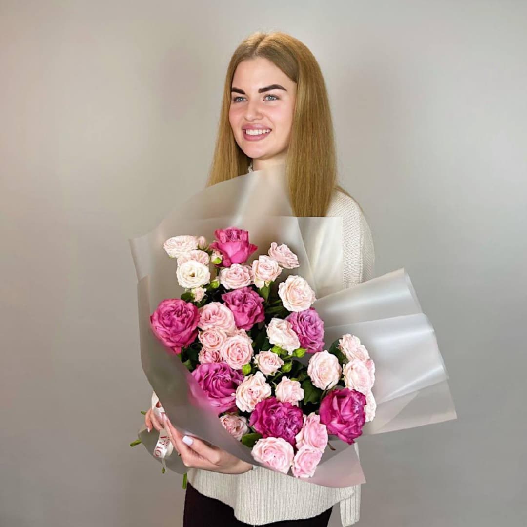 Красивый букет: Ярко-розовые и пудровые кустовые розы