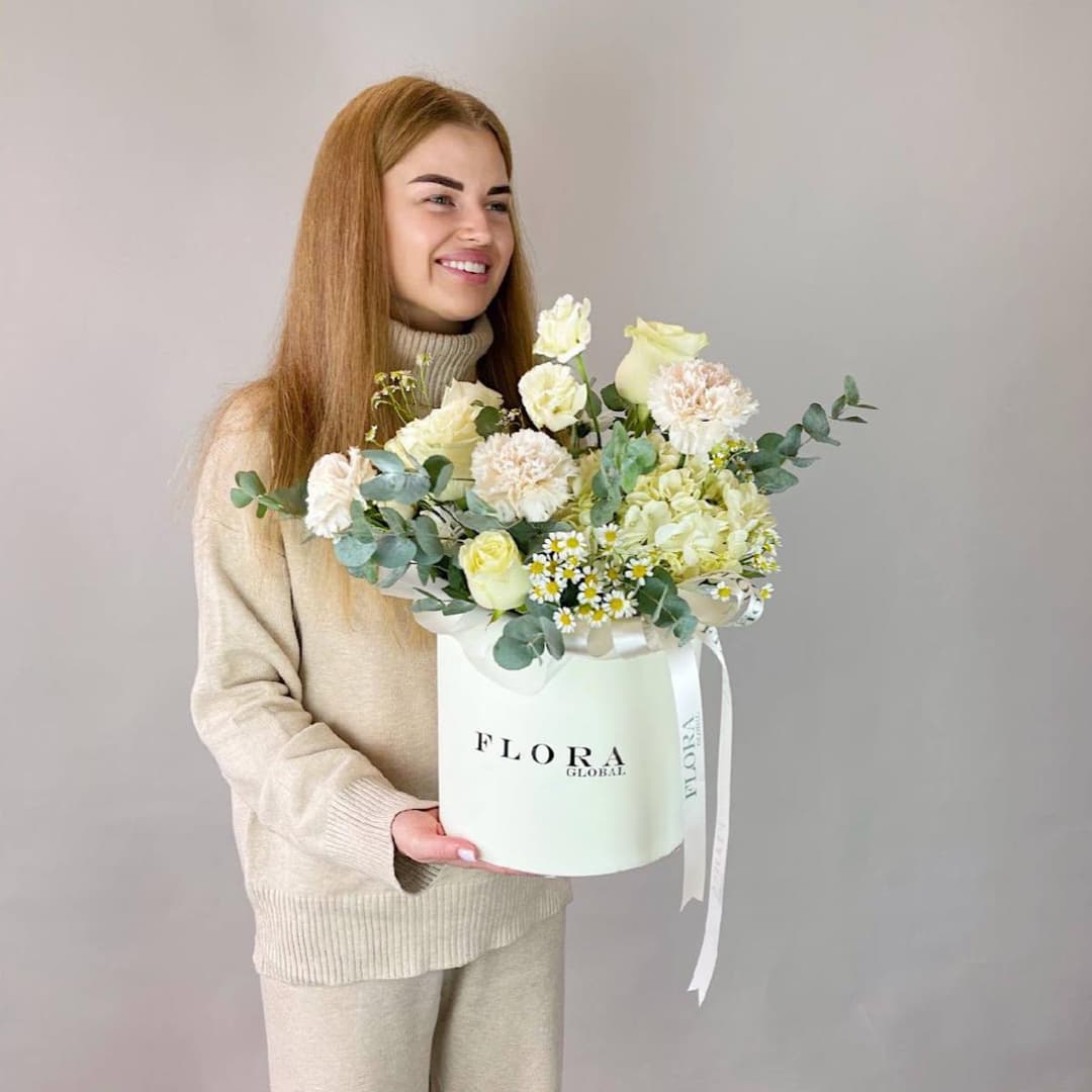 Композиция в коробке: Белые розы, гортензия и ромашковая нежность