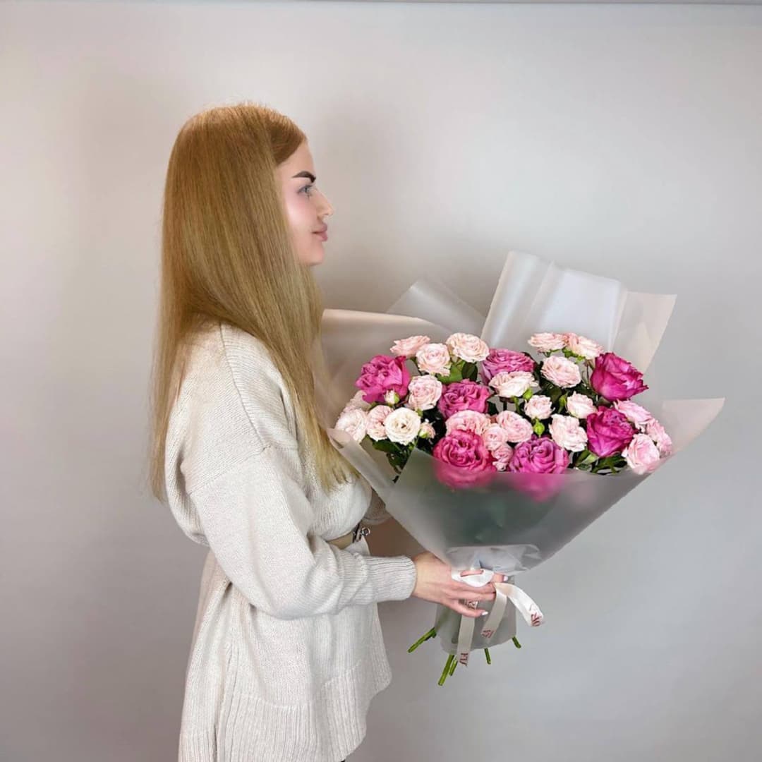 Красивый букет: Ярко-розовые и пудровые кустовые розы