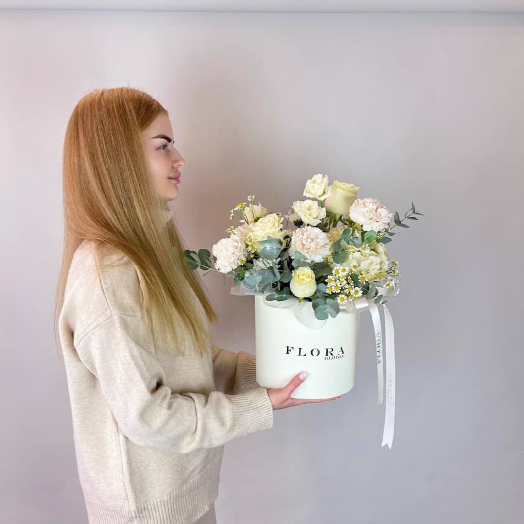 Композиция в коробке: Белые розы, гортензия и ромашковая нежность