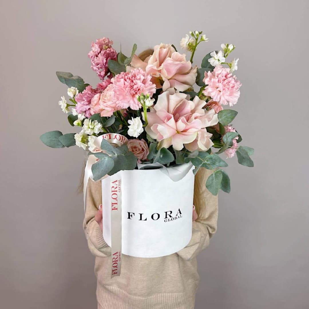 Композиция в коробке: Пудровые розы и розовые гвоздики