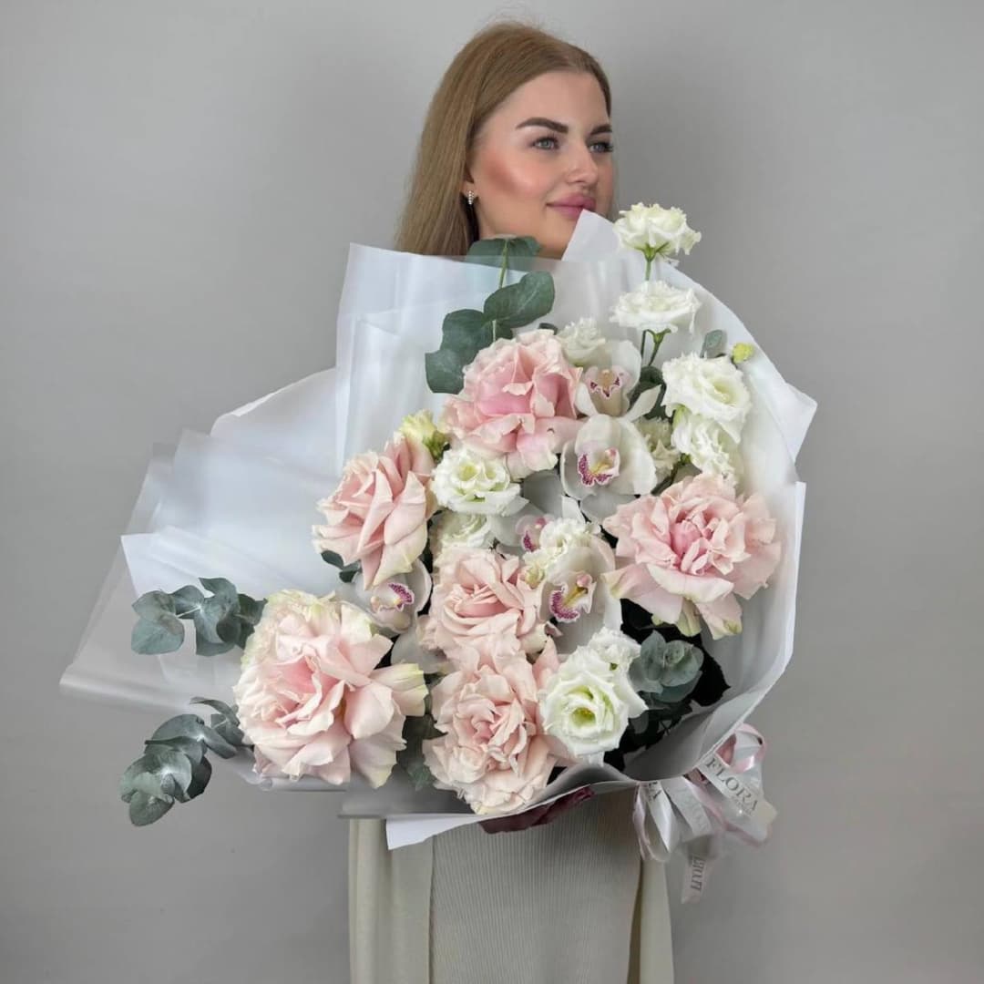 Большой букет: французские розы, орхидея, эустома и эвкалипт. N42