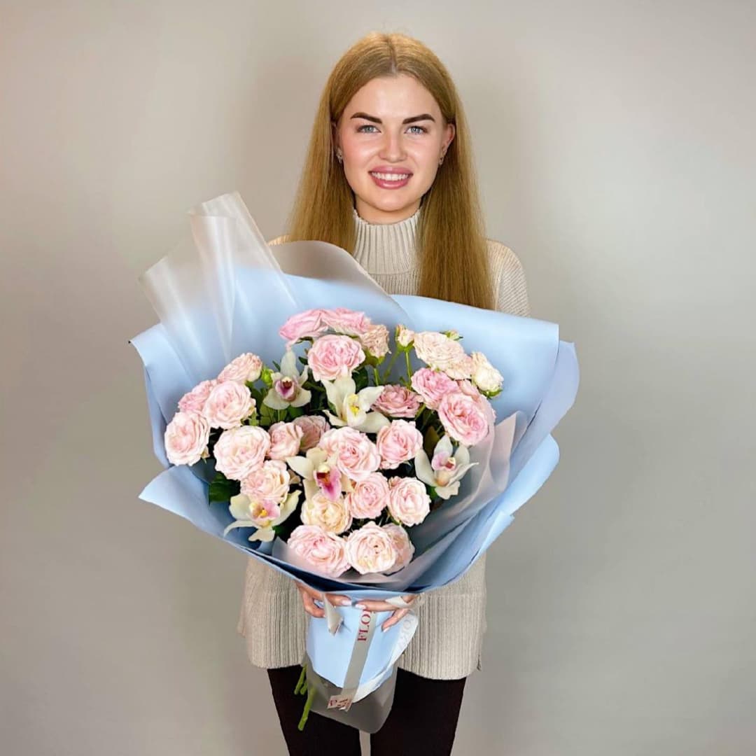 Премиум букет: Пудровые кустовые розы и орхидеи