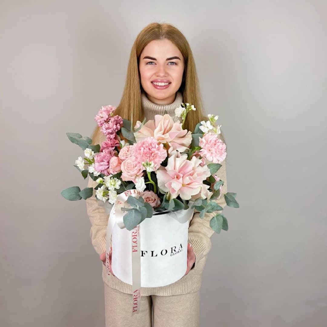 Композиция в коробке: Пудровые розы и розовые гвоздики