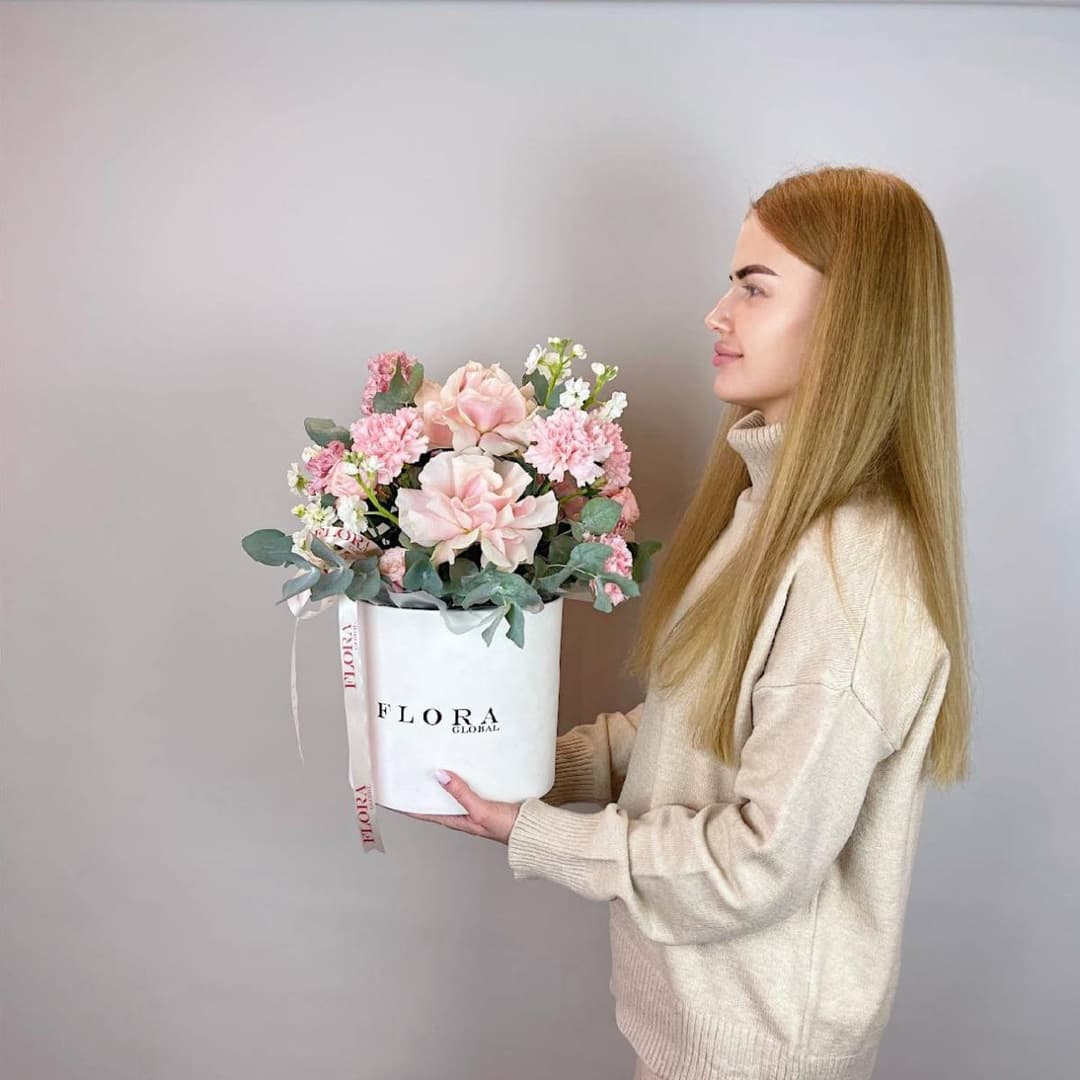 Композиция в коробке: Пудровые розы и розовые гвоздики