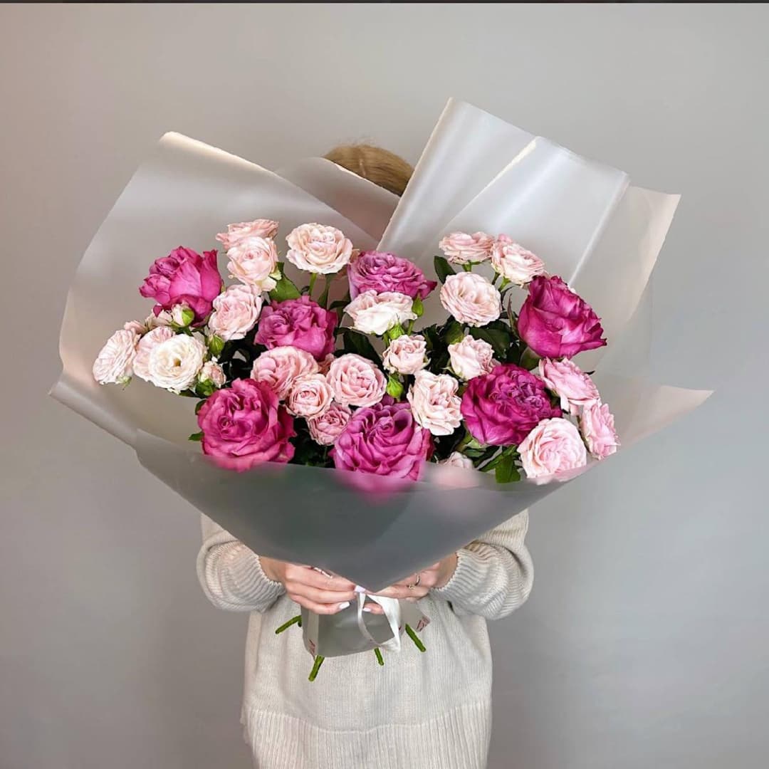 Красивый букет: Ярко-розовые и пудровые кустовые розы