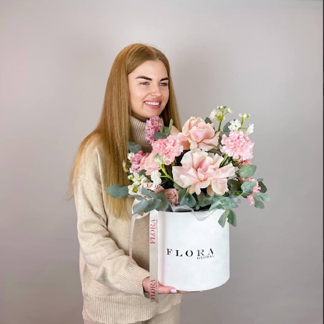 Композиция в коробке: Пудровые розы и розовые гвоздики