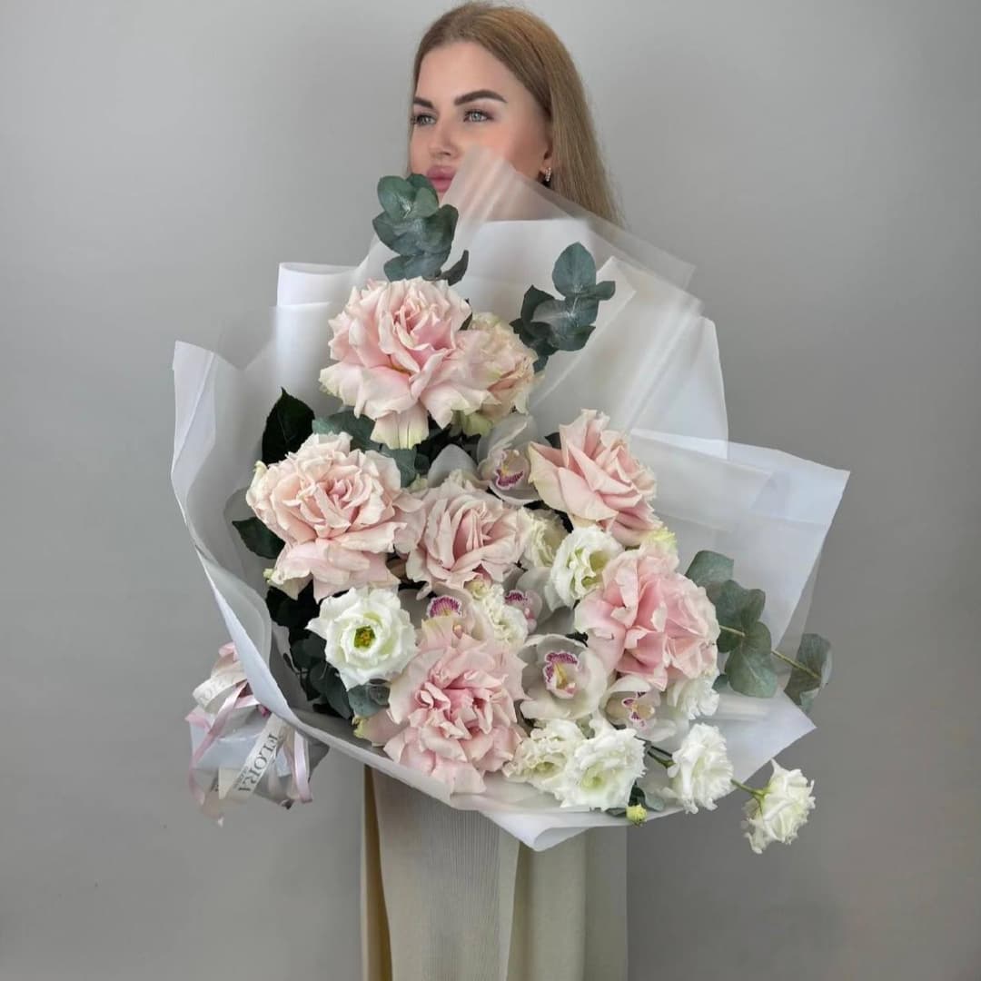 Большой букет: французские розы, орхидея, эустома и эвкалипт. N42