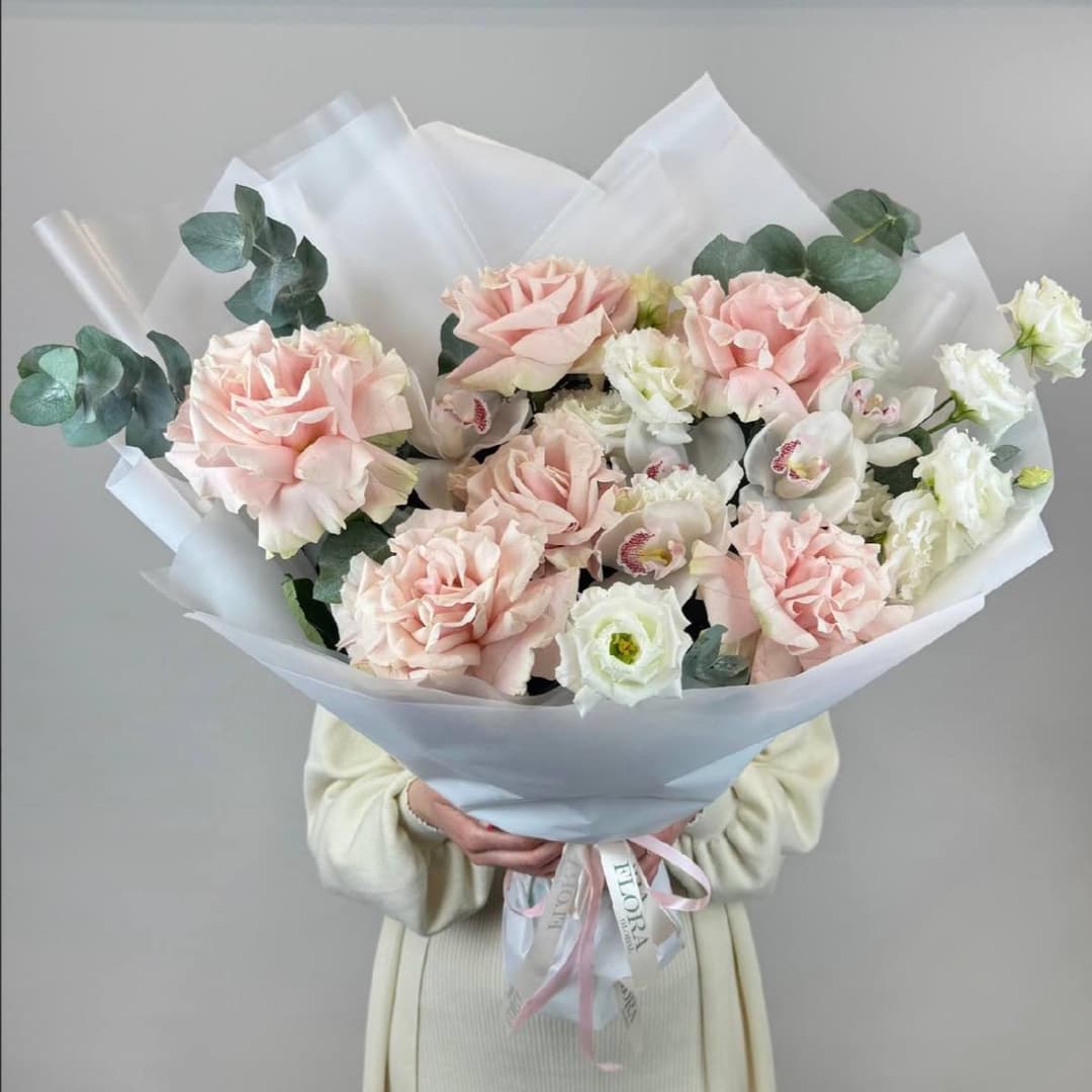 Большой букет: французские розы, орхидея, эустома и эвкалипт. N42