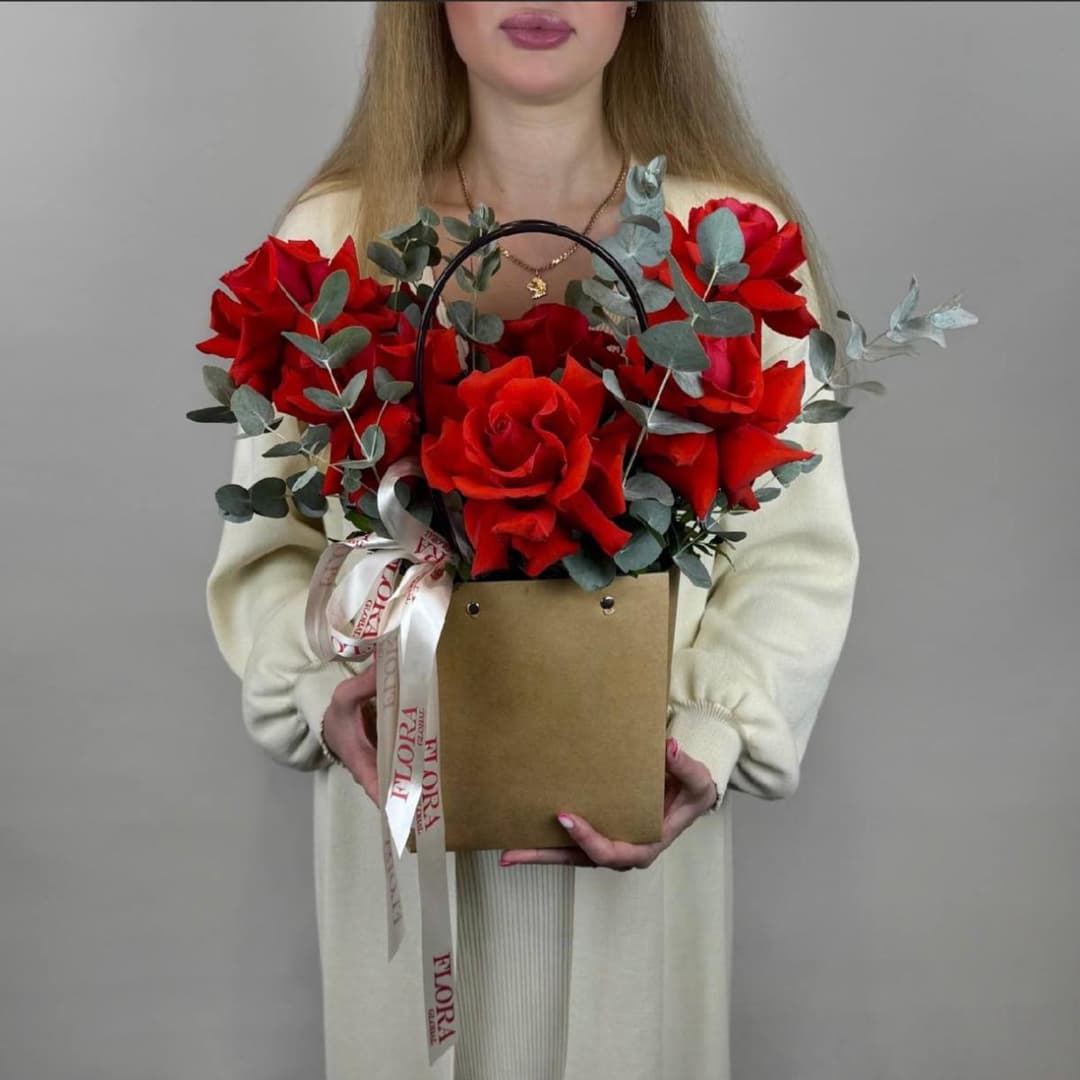 Цветы в коробке. Яркий букет из французских роз с эвкалиптом в сумочке крафт. N43