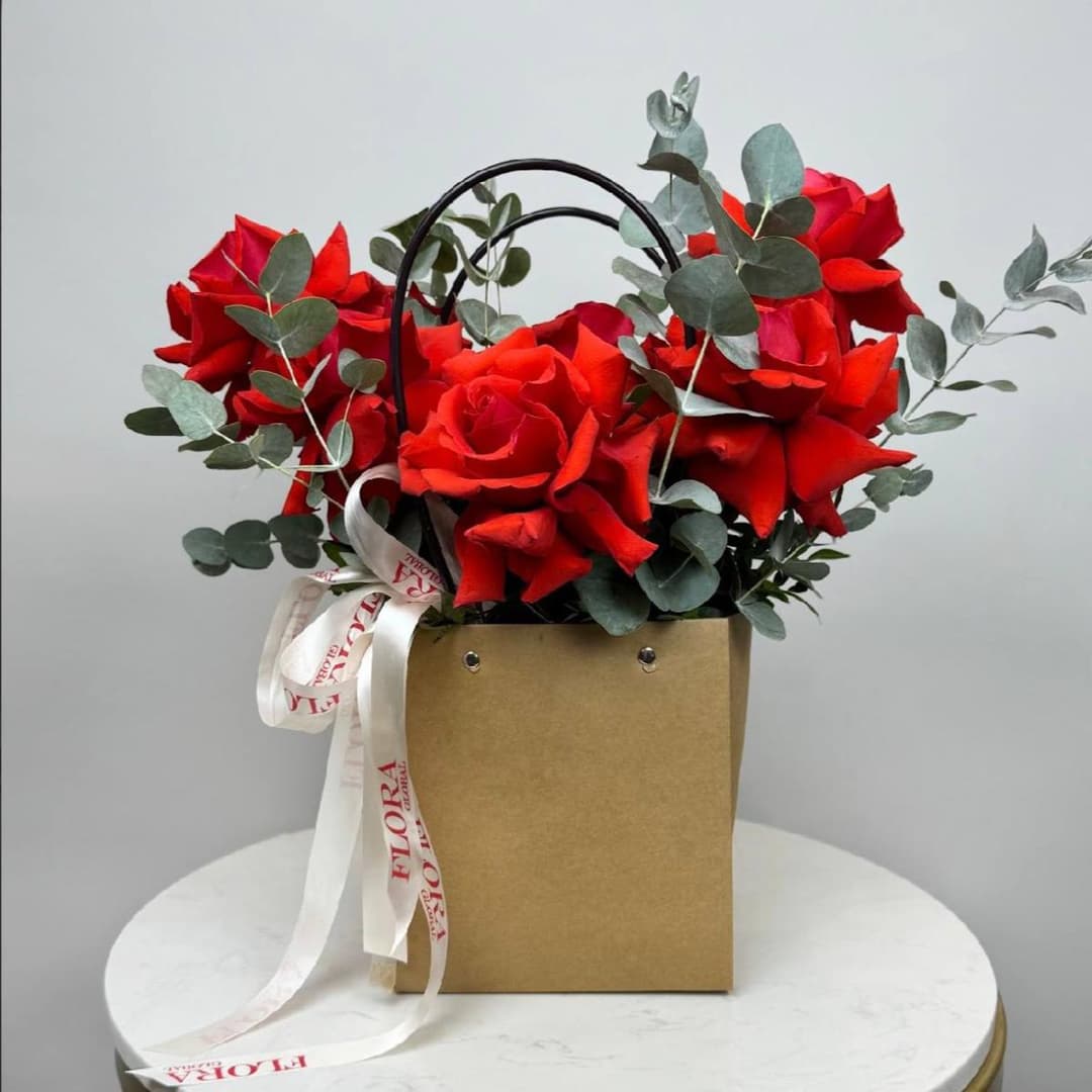 Цветы в коробке. Яркий букет из французских роз с эвкалиптом в сумочке крафт. N43