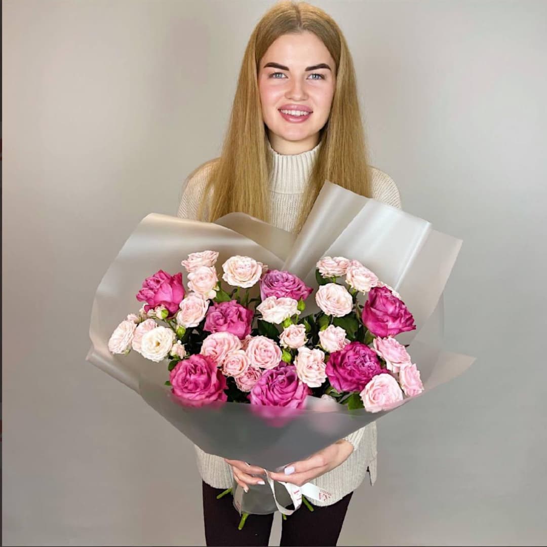 Красивый букет: Ярко-розовые и пудровые кустовые розы