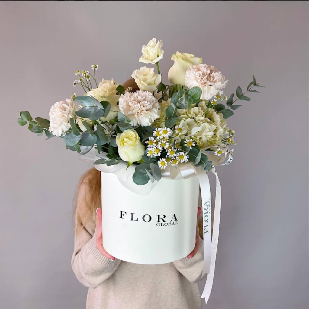 Композиция в коробке: Белые розы, гортензия и ромашковая нежность