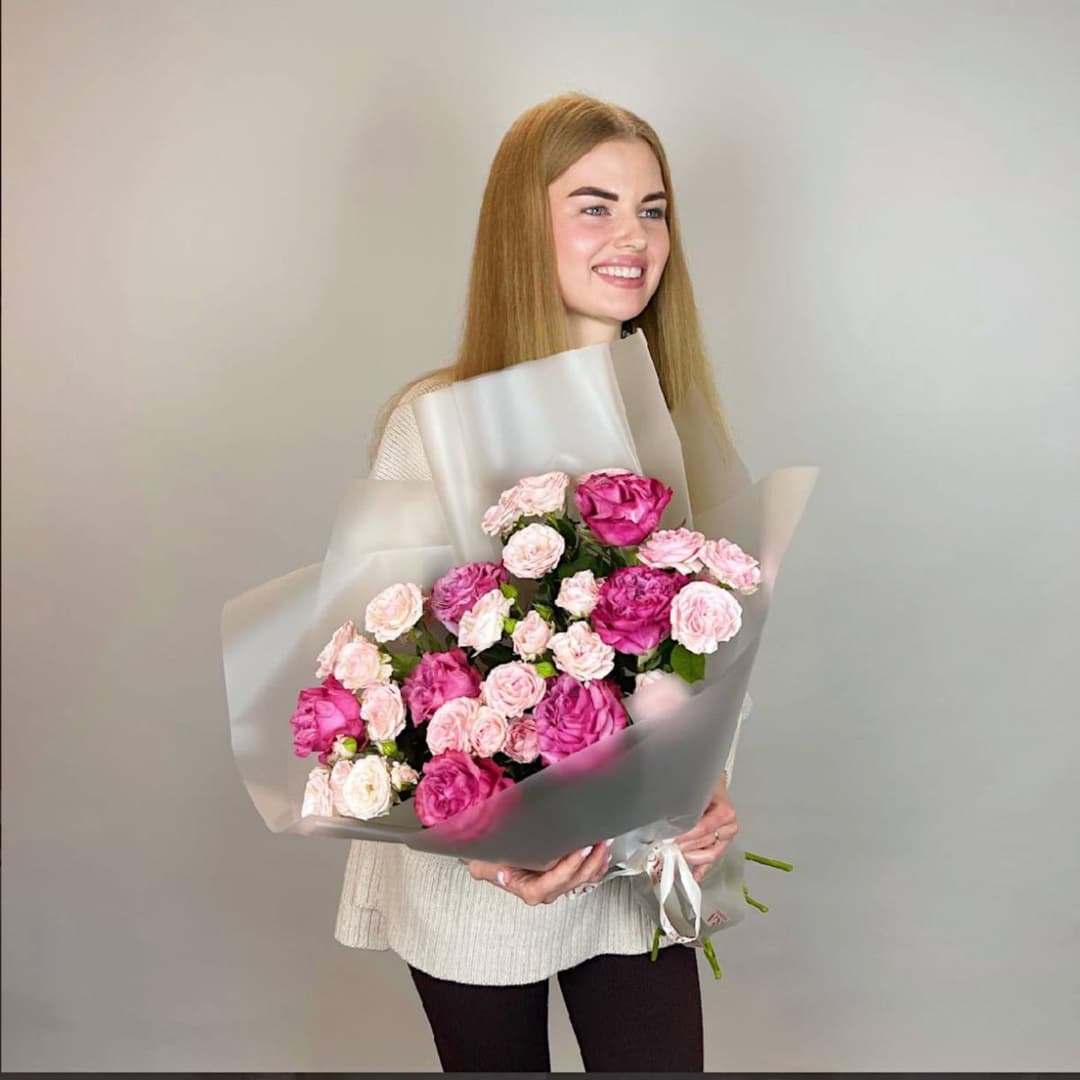 Красивый букет: Ярко-розовые и пудровые кустовые розы