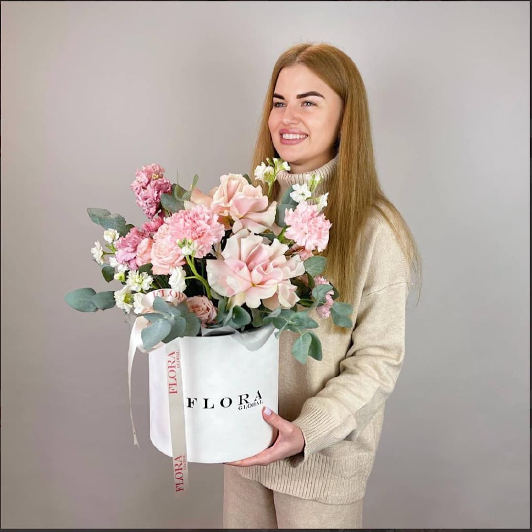 Композиция в коробке: Пудровые розы и розовые гвоздики