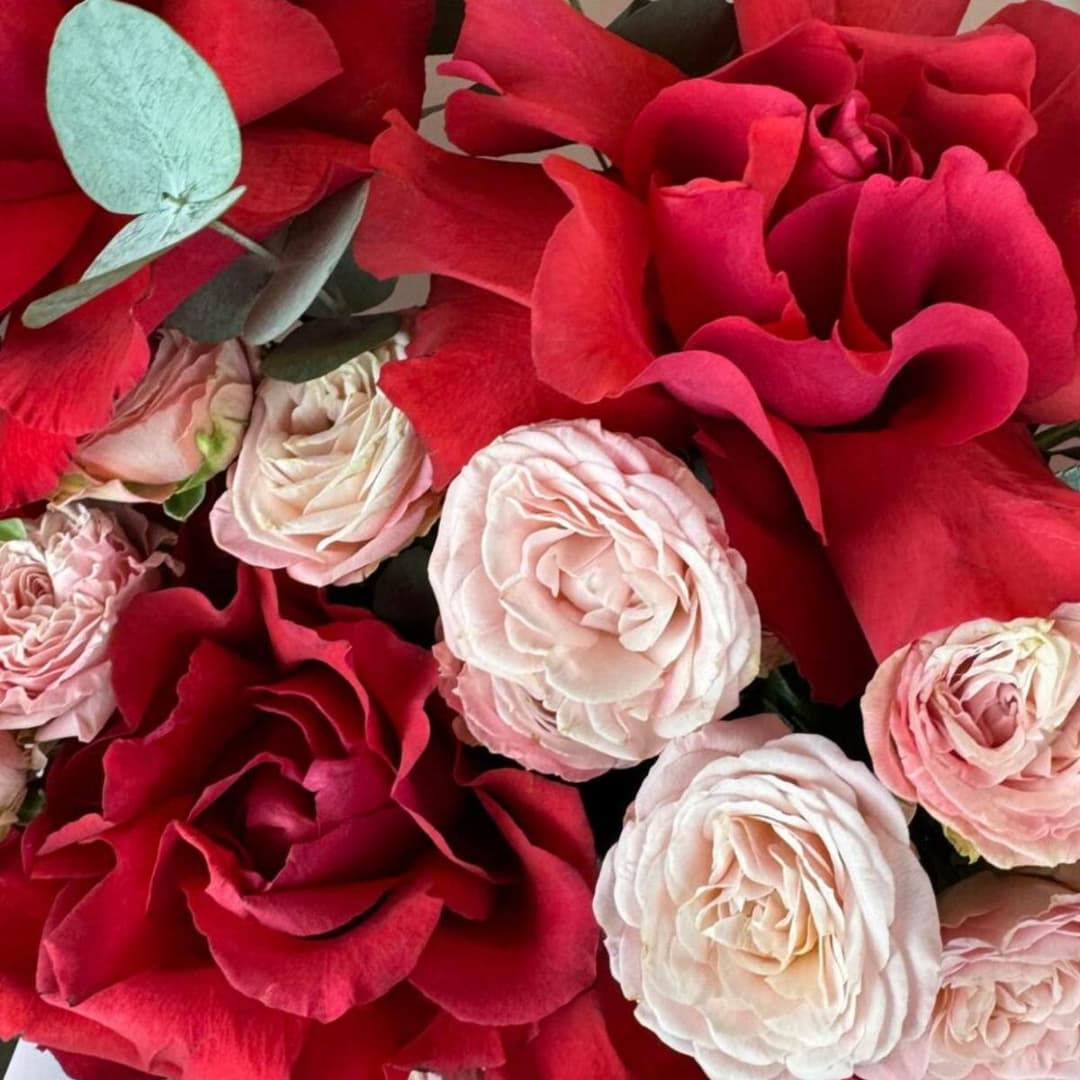 Букет роз: Французские розы, кустовые розы пионовидные, эвкалипт