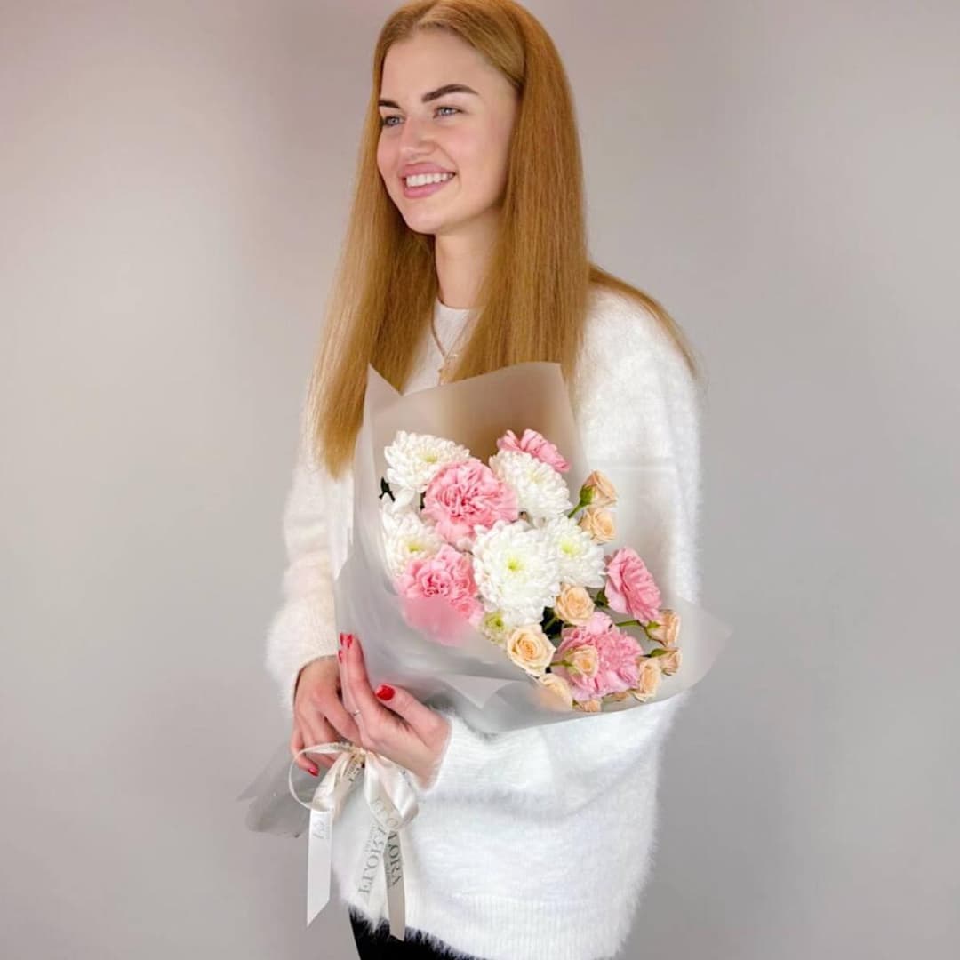 Красивый букет: кустовые розы, хризантема, розовая гвоздика