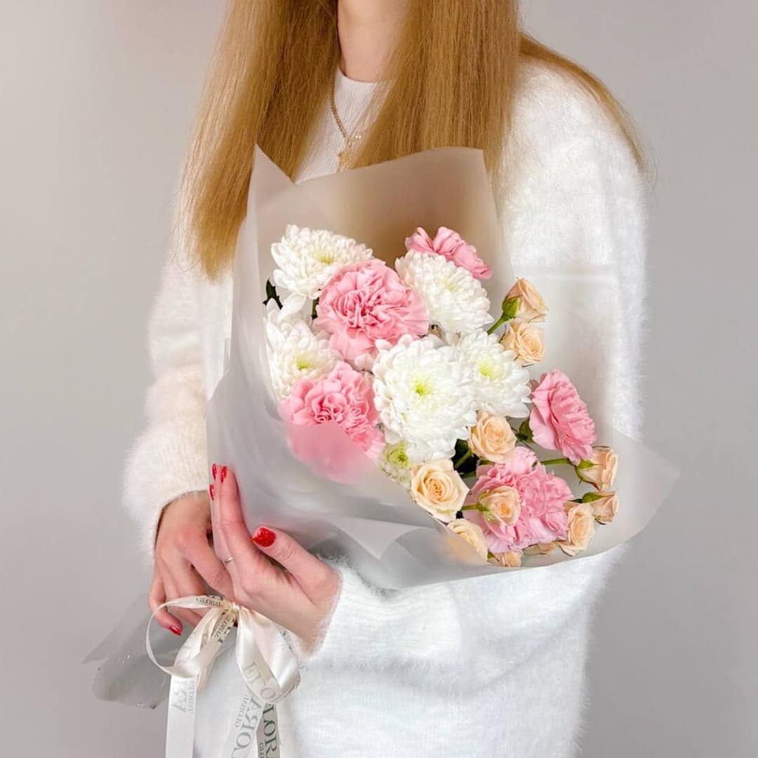 Красивый букет: кустовые розы, хризантема, розовая гвоздика