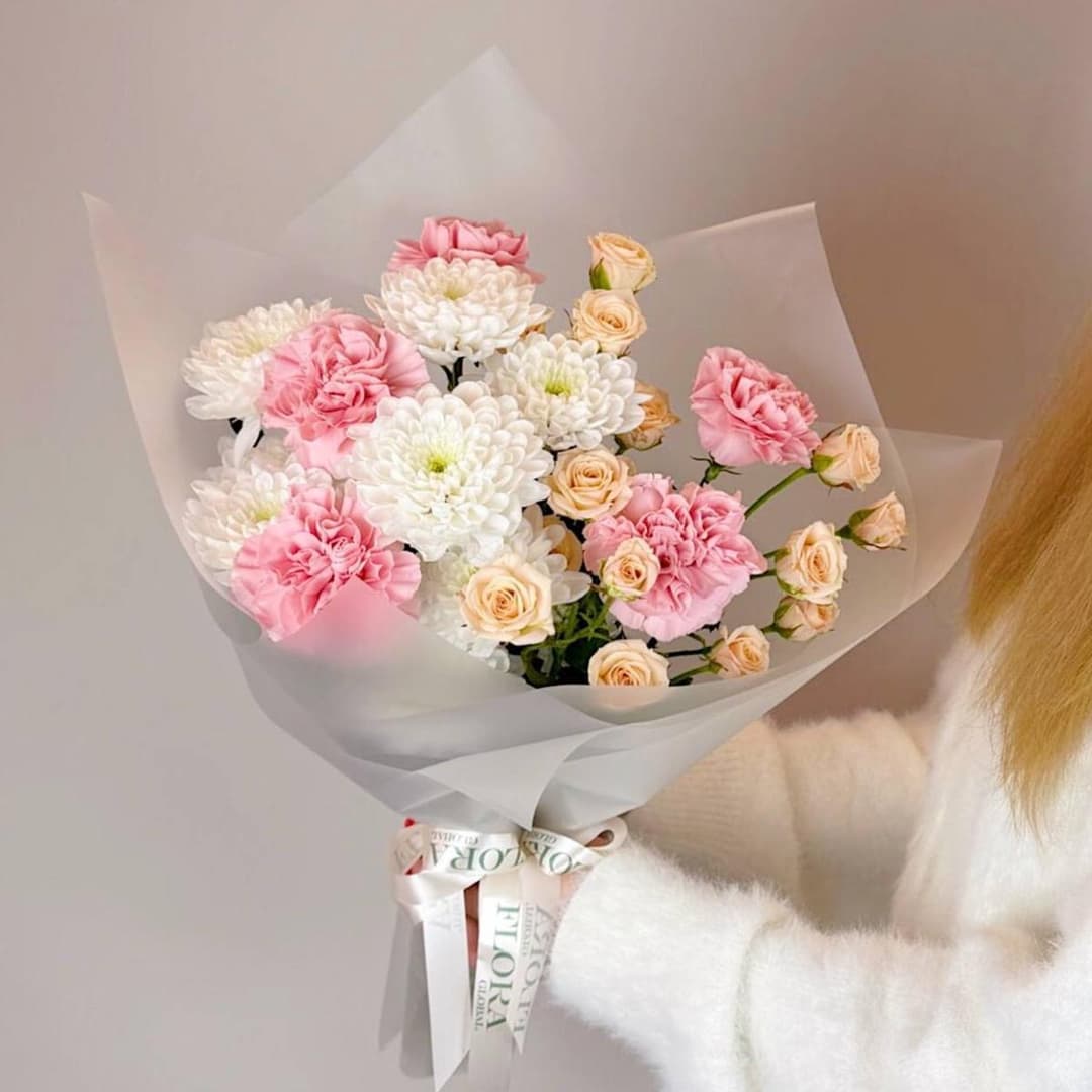 Красивый букет: кустовые розы, хризантема, розовая гвоздика