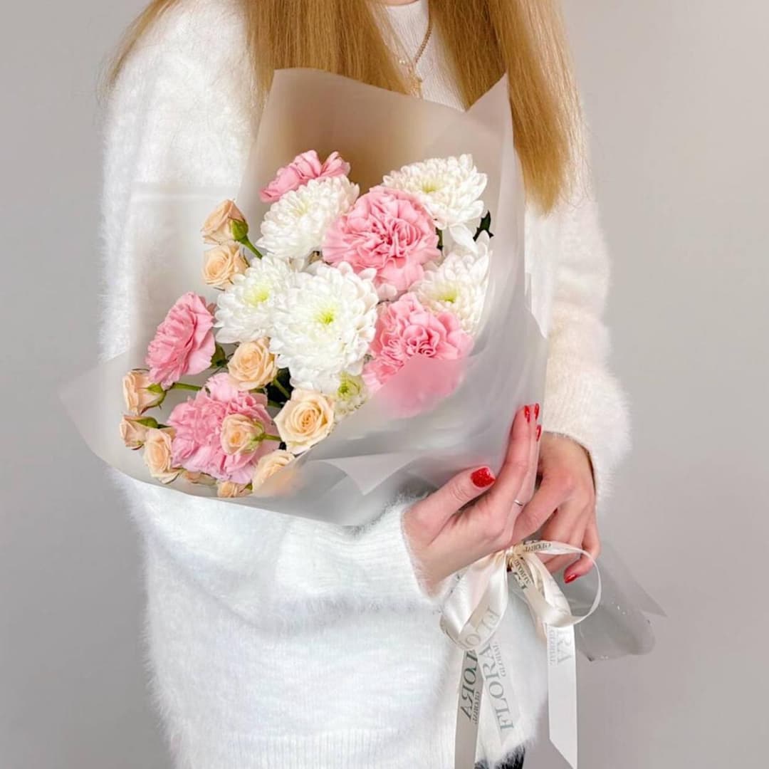 Красивый букет: кустовые розы, хризантема, розовая гвоздика